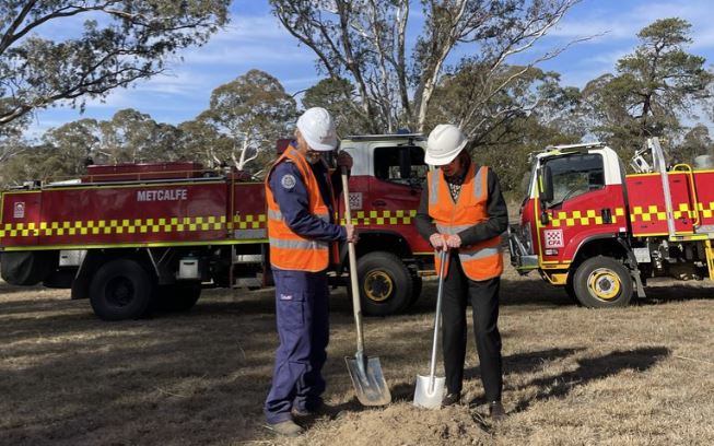 Metcalfe FIre Brigade Captain Graeme Smith and Mary-Anne Thomas MP